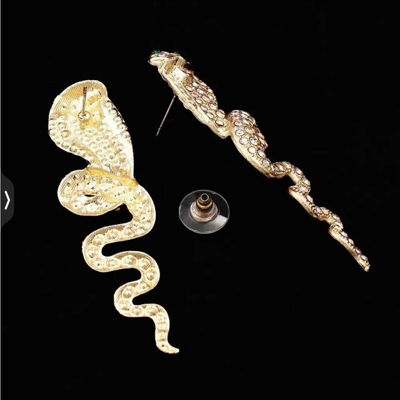 BETSEY JOHNSON RARE ALLOY CRYSTAl RHINESTONE COBRA STUD EARRINGS in gold - Picture 5 of 6